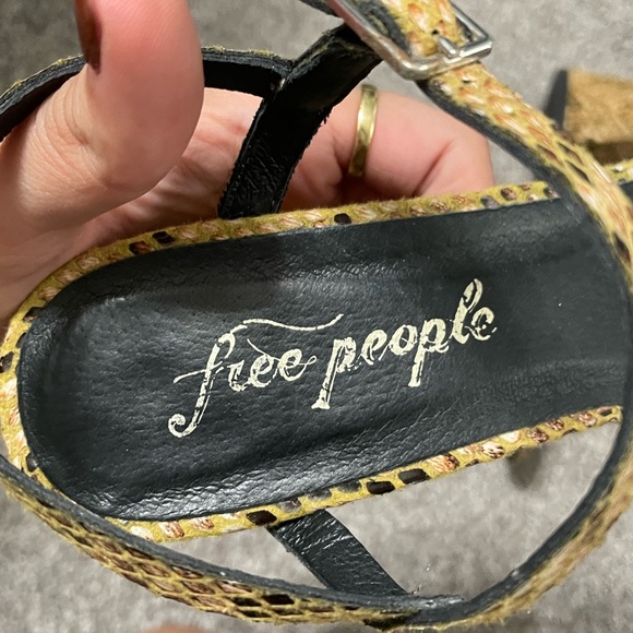 Free People tan snakeskin heels. 37. - Picture 8 of 9